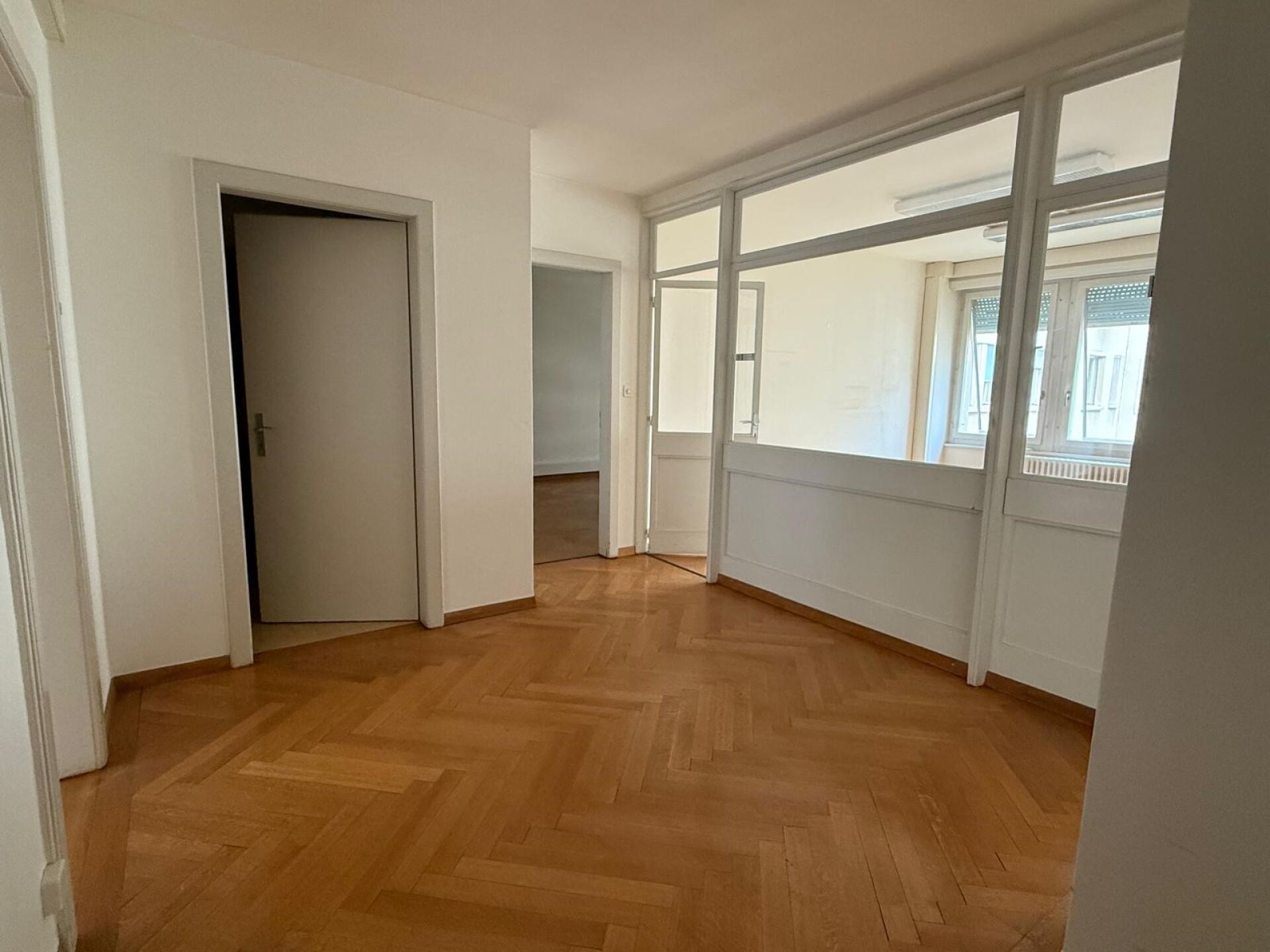 116 m2 office for rent next to the station