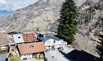 MIT GROSSEM SAAL, GROSSEM POTENZIAL, KLEINES PARADIES