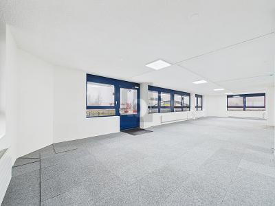SHOWROOM LUMINEUX À EMPLACEMENT IDÉAL