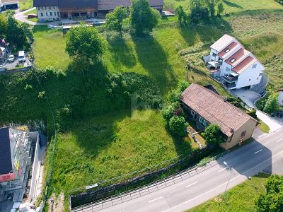 Emplacement ensoleillé près du centre du village
