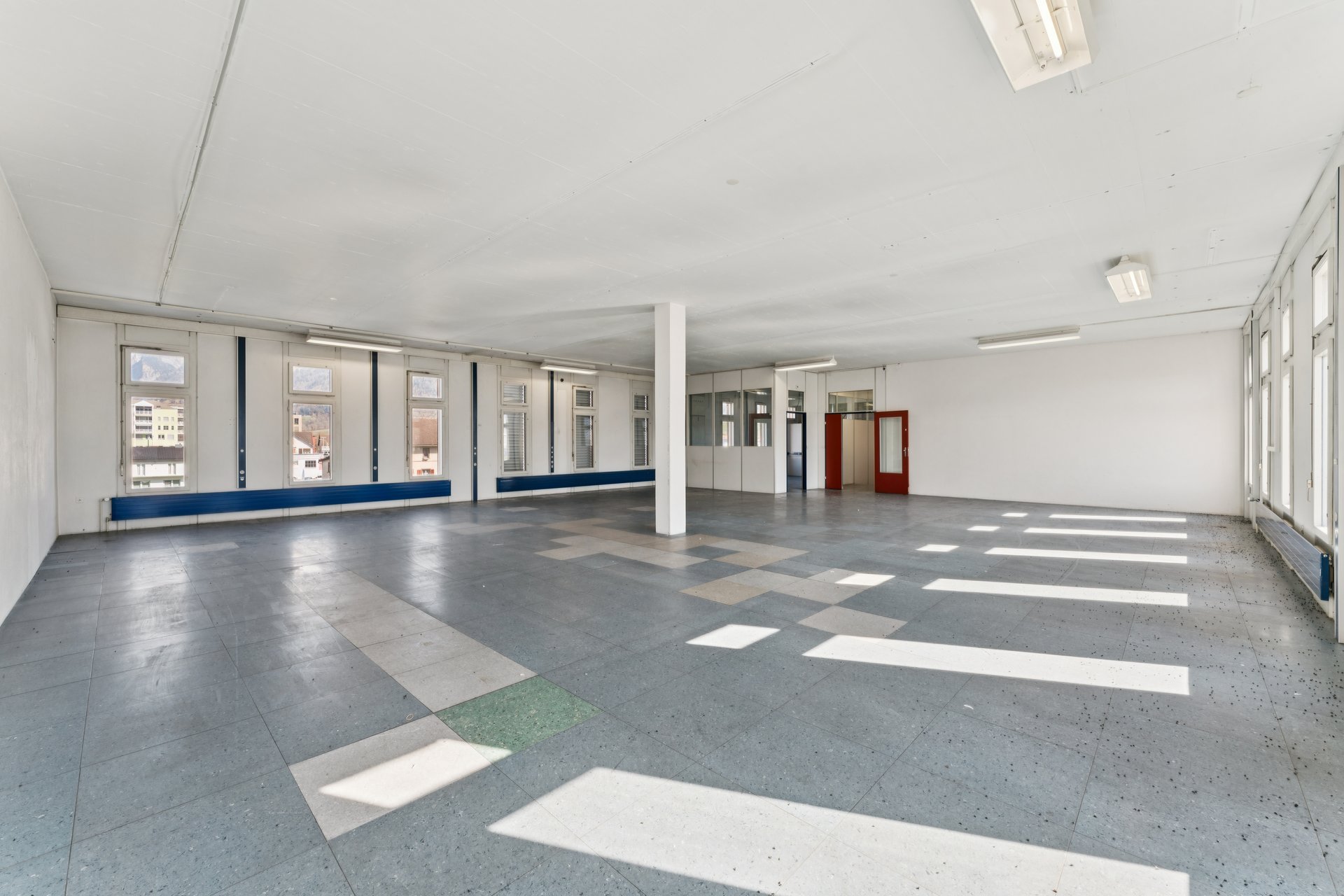 Beaucoup d'espace pour vos idées – 200 m² surface commerciale lumineuse à un emplacement de premier choix, Vilanstrasse, 7302 Landquart, Grisons, CH