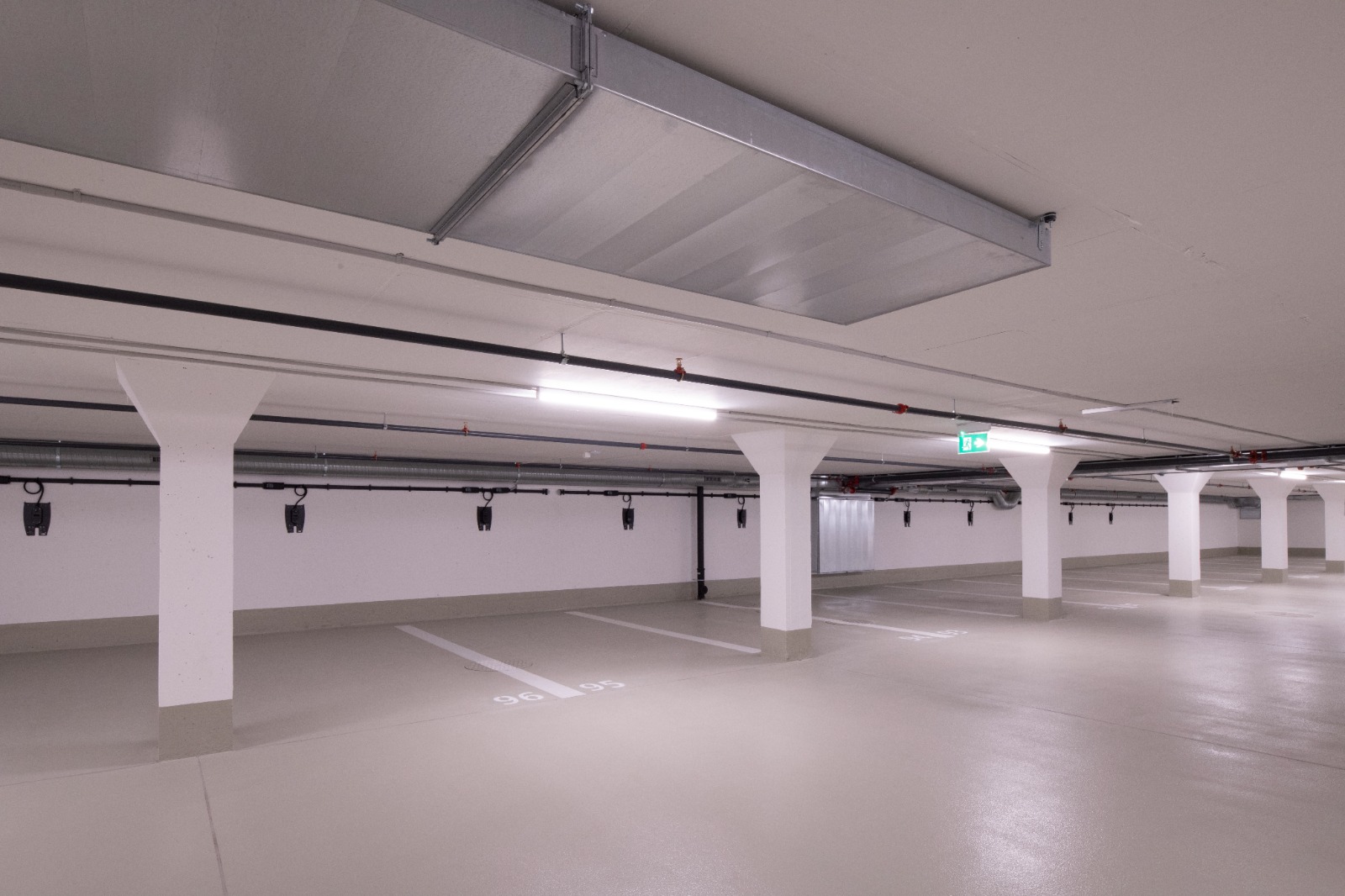 Place de parc intérieure pour voiture électrique
