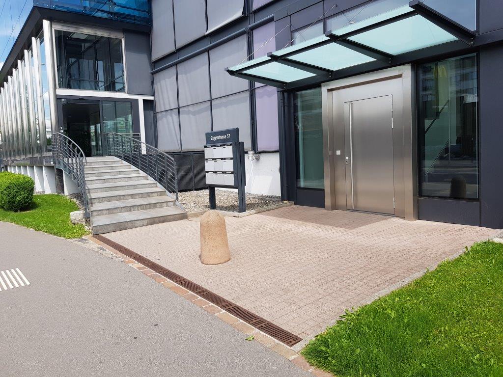 Places de parc en hall à louer à Baar !
