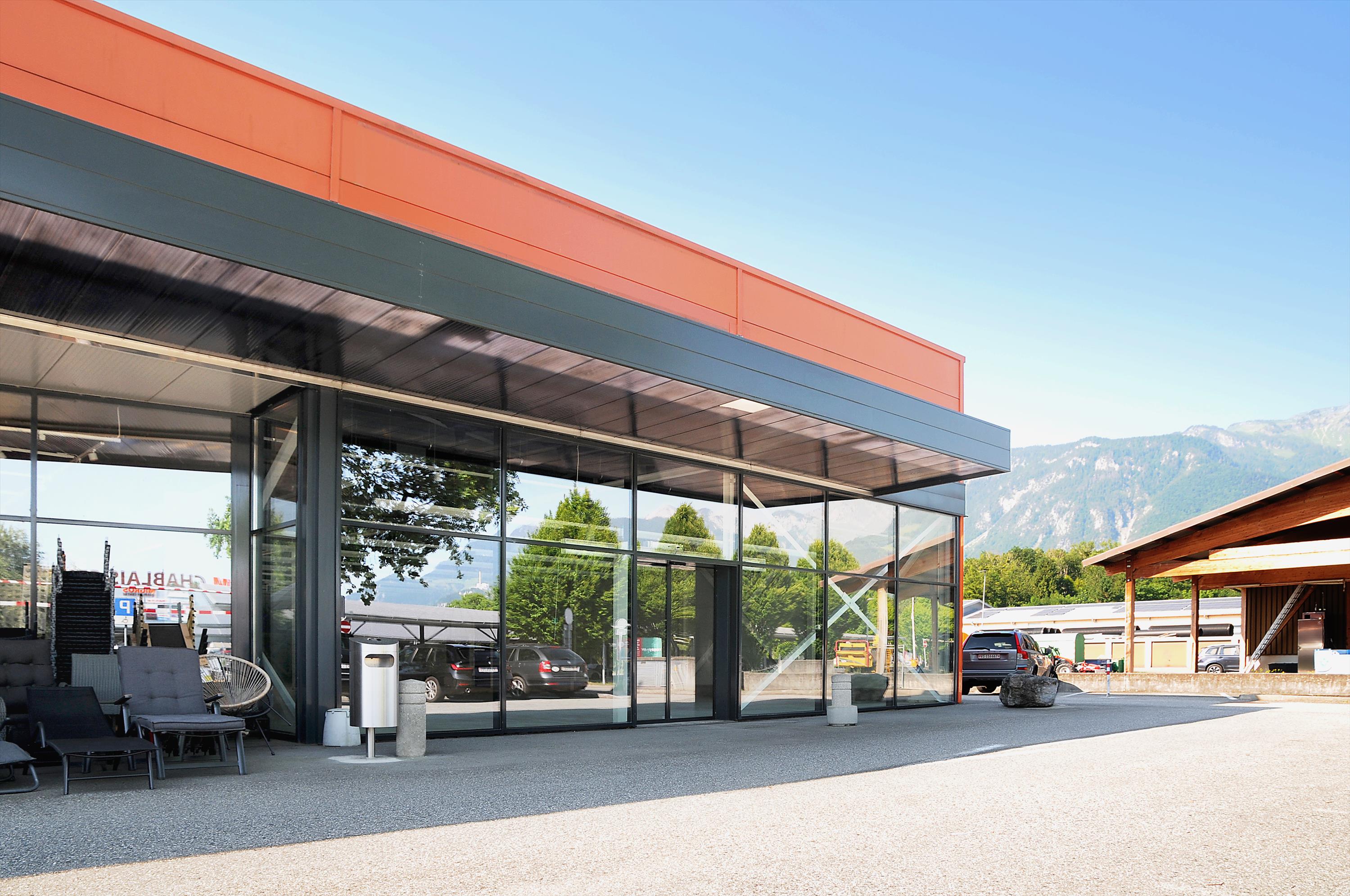 Belle surface au coeur de la zone commerciale d'Aigle