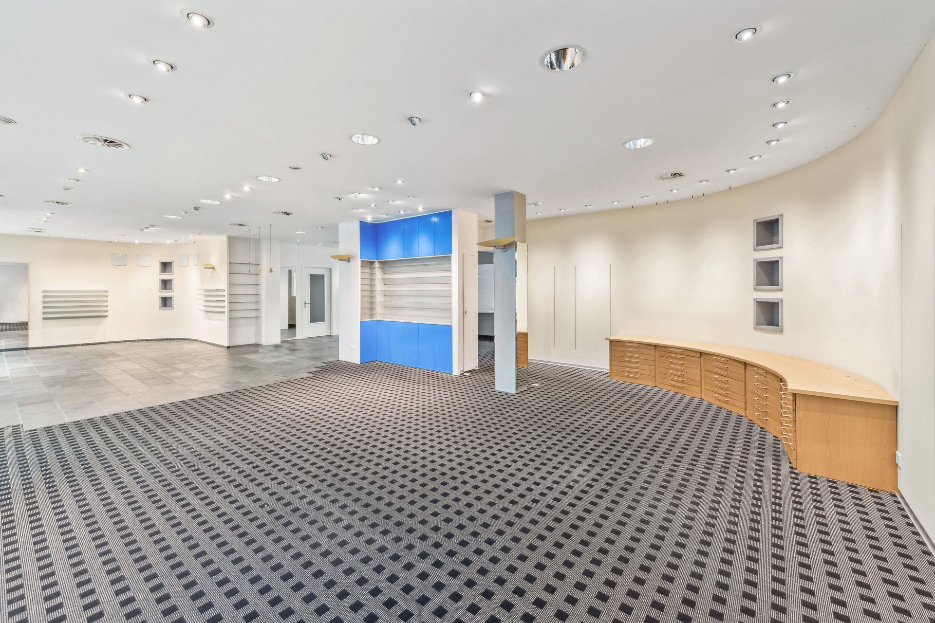 Vous cherchez une surface commerciale au rez-de-chaussée dans la Neustadt de Lucerne dès maintenant ? C'est parti !