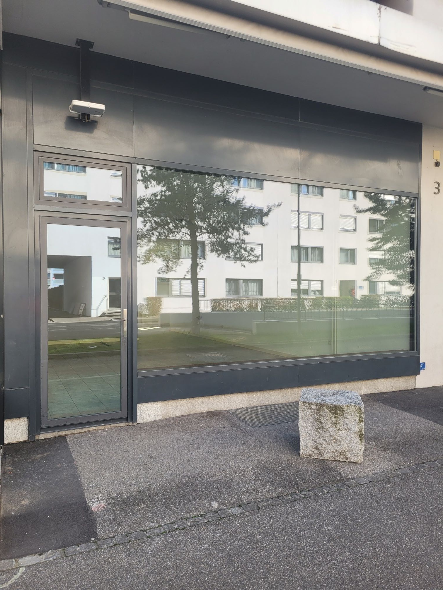Espace commercial attractif au rez-de-chaussée – idéal pour point de vente, bureau ou showroom