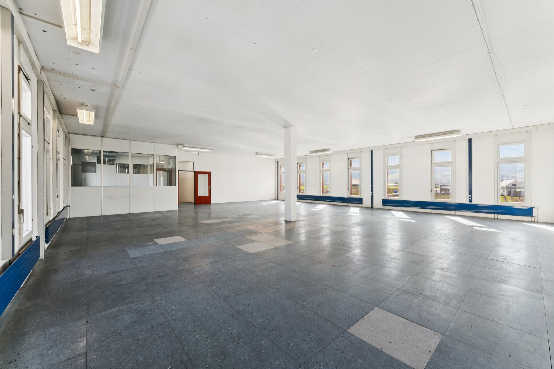 Beaucoup d'espace pour vos idées – 200 m² surface commerciale lumineuse à un emplacement de premier choix, Vilanstrasse, 7302 Landquart, Grisons, CH