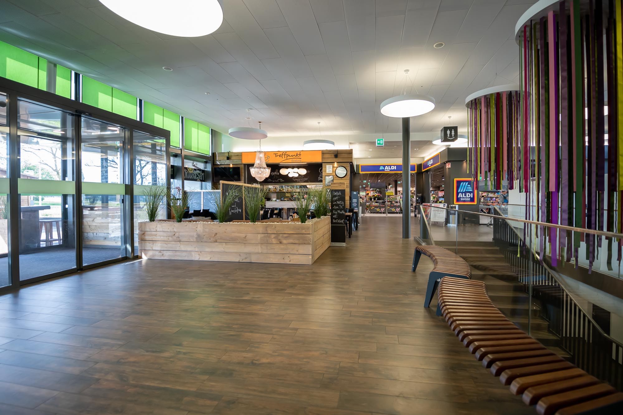 Surface de bistro attrayante avec espace extérieur