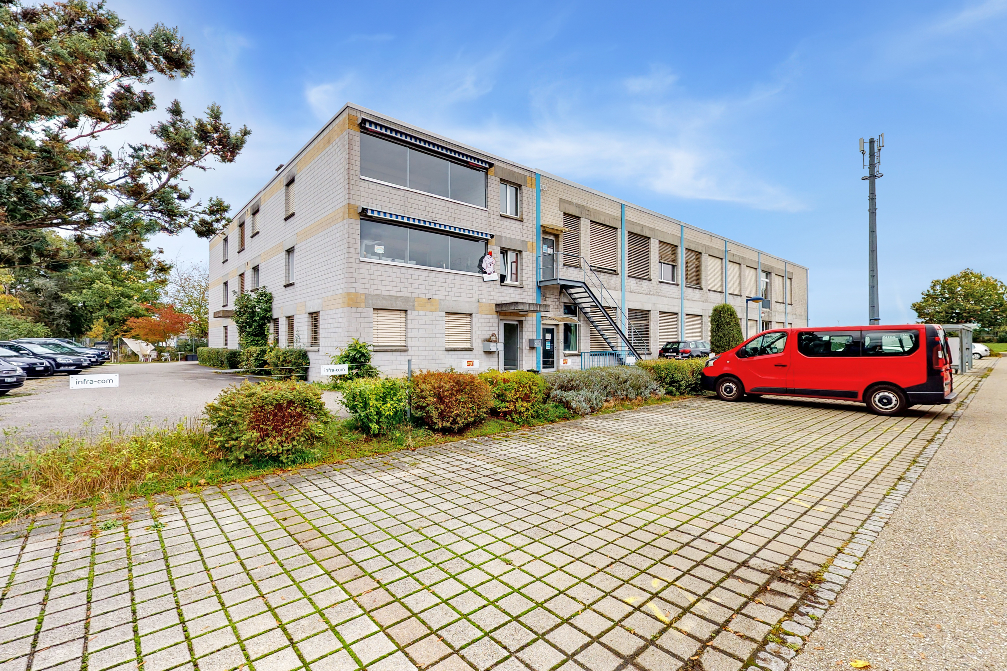 Modular office on the 1st floor with separate access – flexible, quiet location