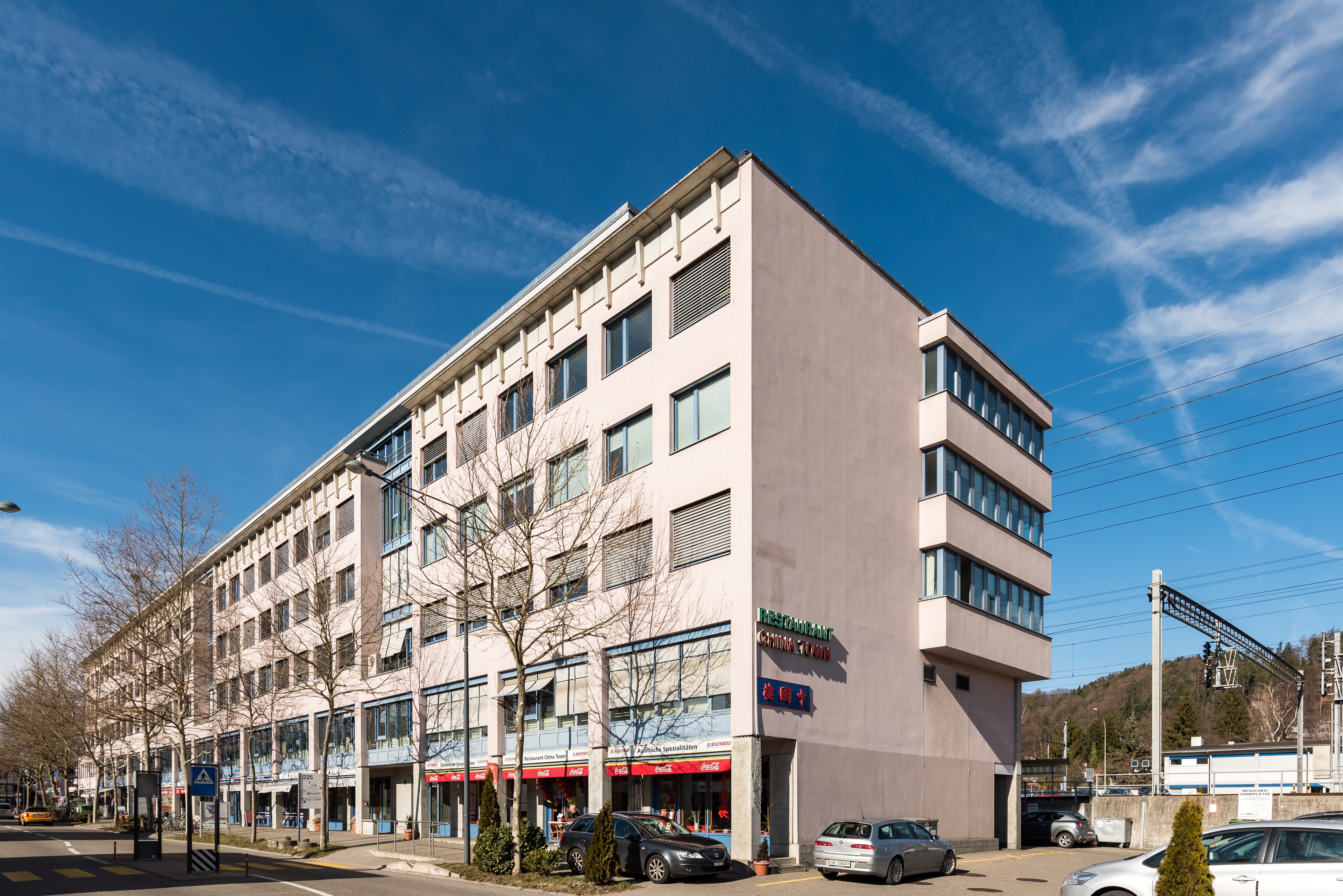 Edificio commerciale rappresentativo nelle immediate vicinanze della stazione