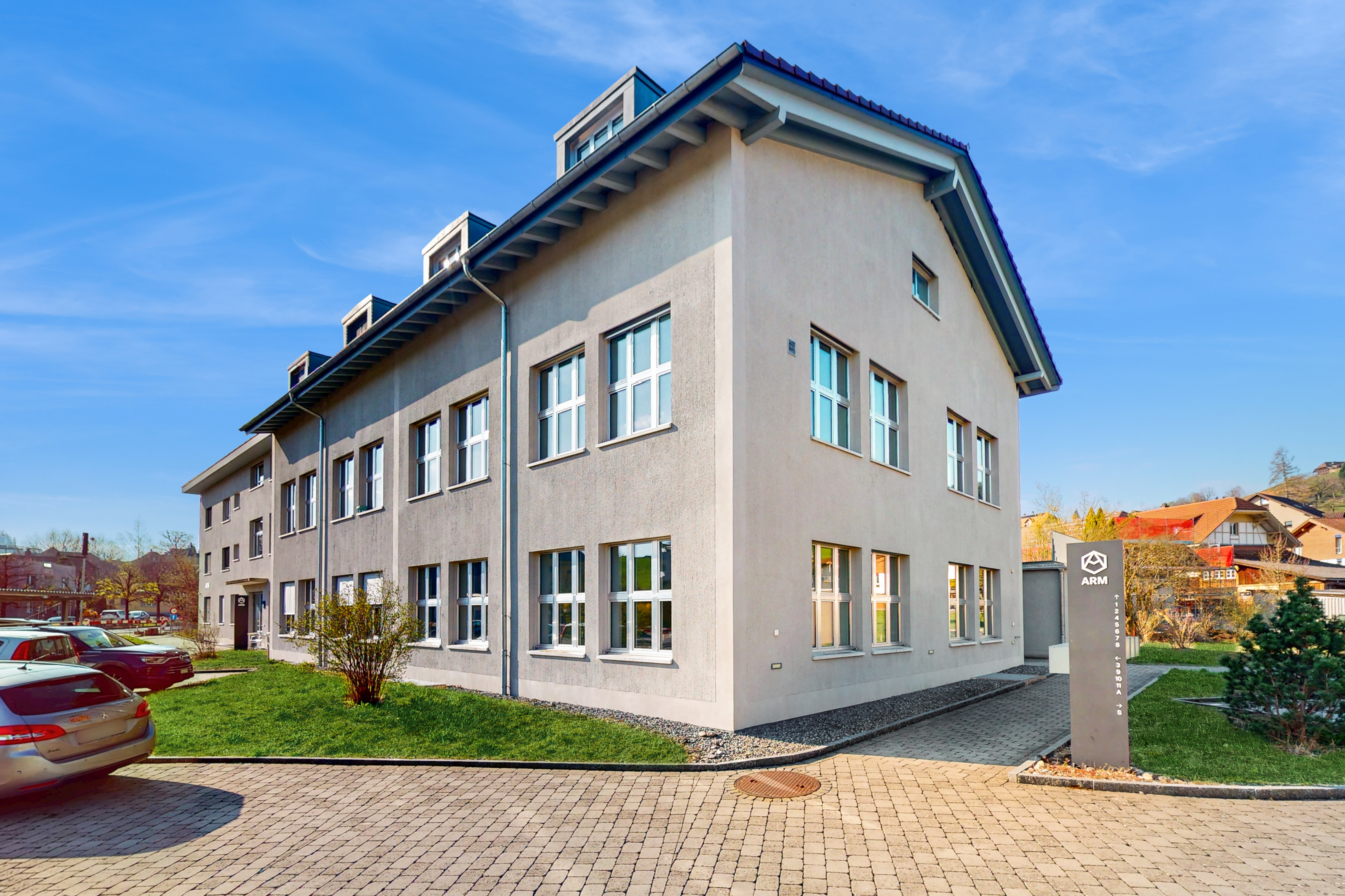 Attractive commercial space with generous room and parking options