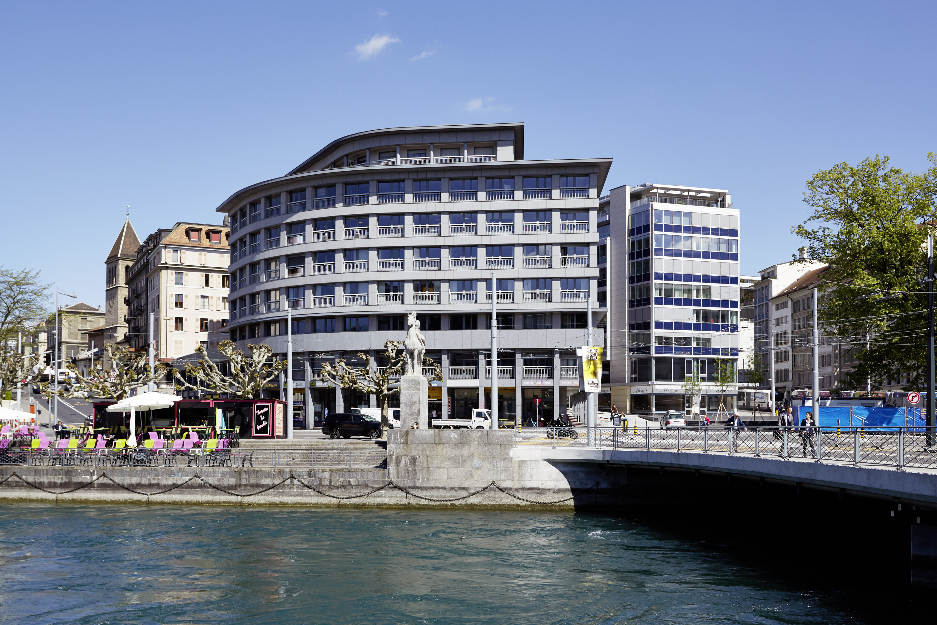 Place St-Gervais 1 - dans quartier des affaire en plein centre Genève