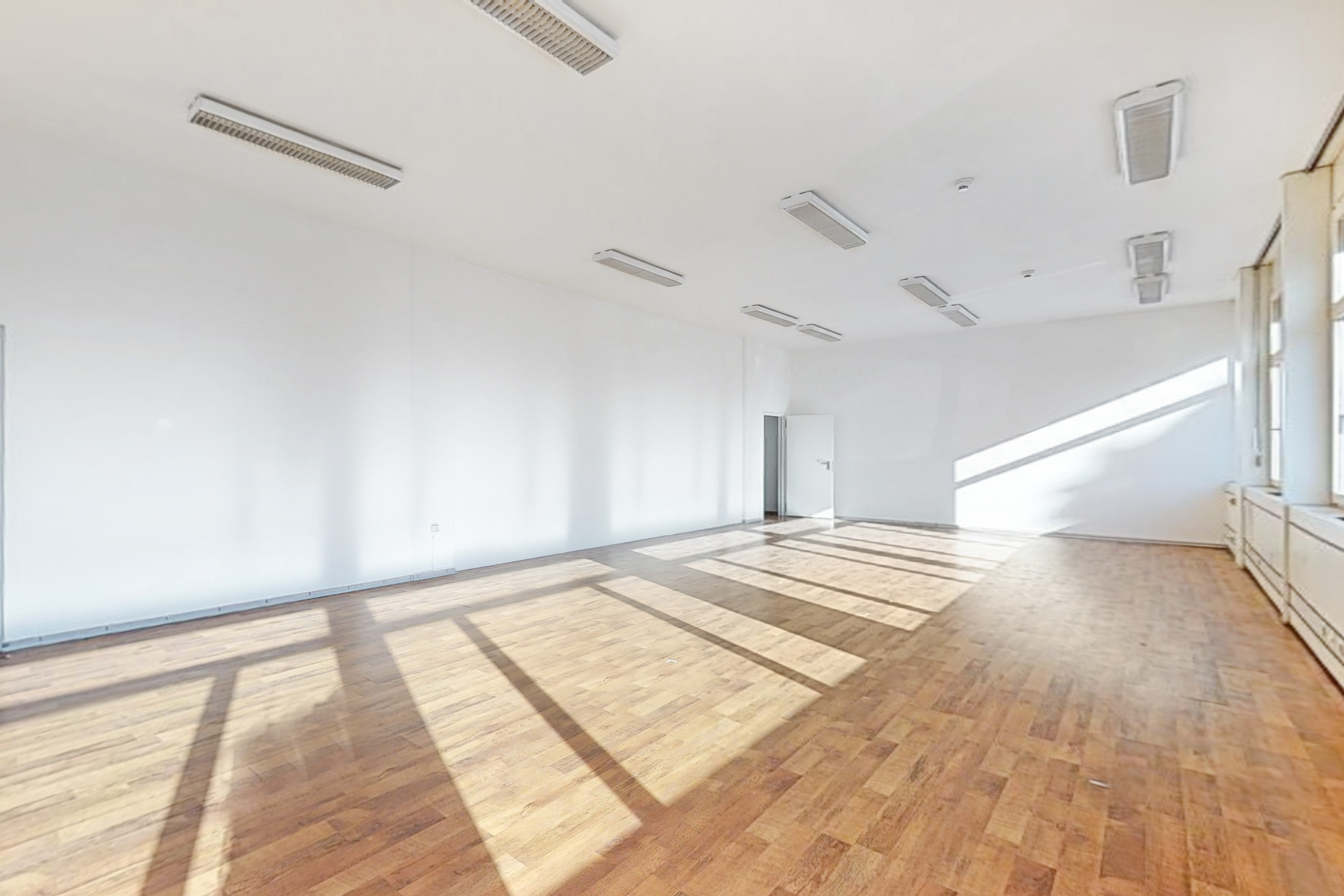Espace commercial de 125 m² au rez-de-chaussée - accessibilité stratégique à Manno
