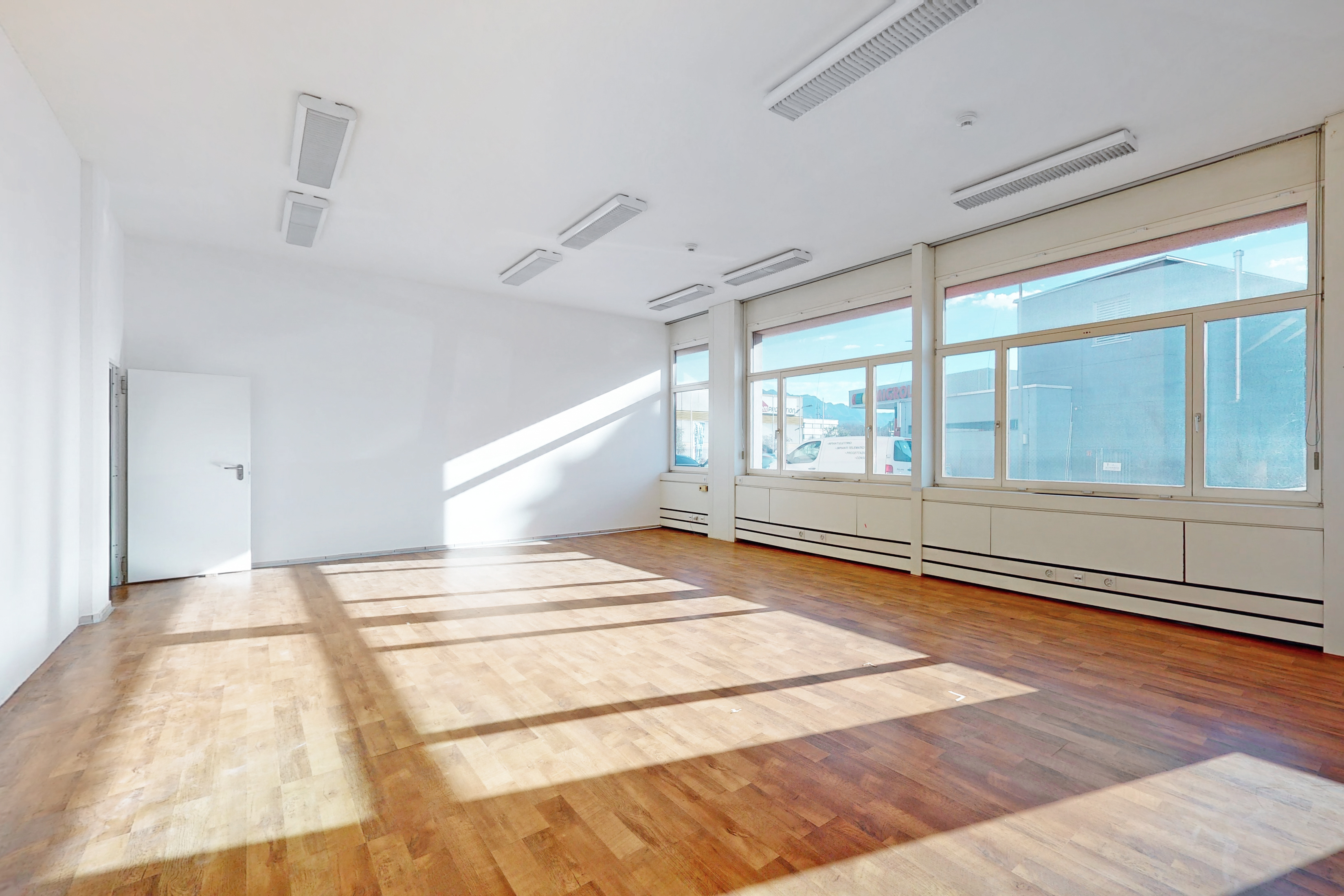 Spazio commerciale di 125m2 al pianterreno - ccessibilità strategica a Manno, Via Cantonale, 6928 Manno, Ticino, CH