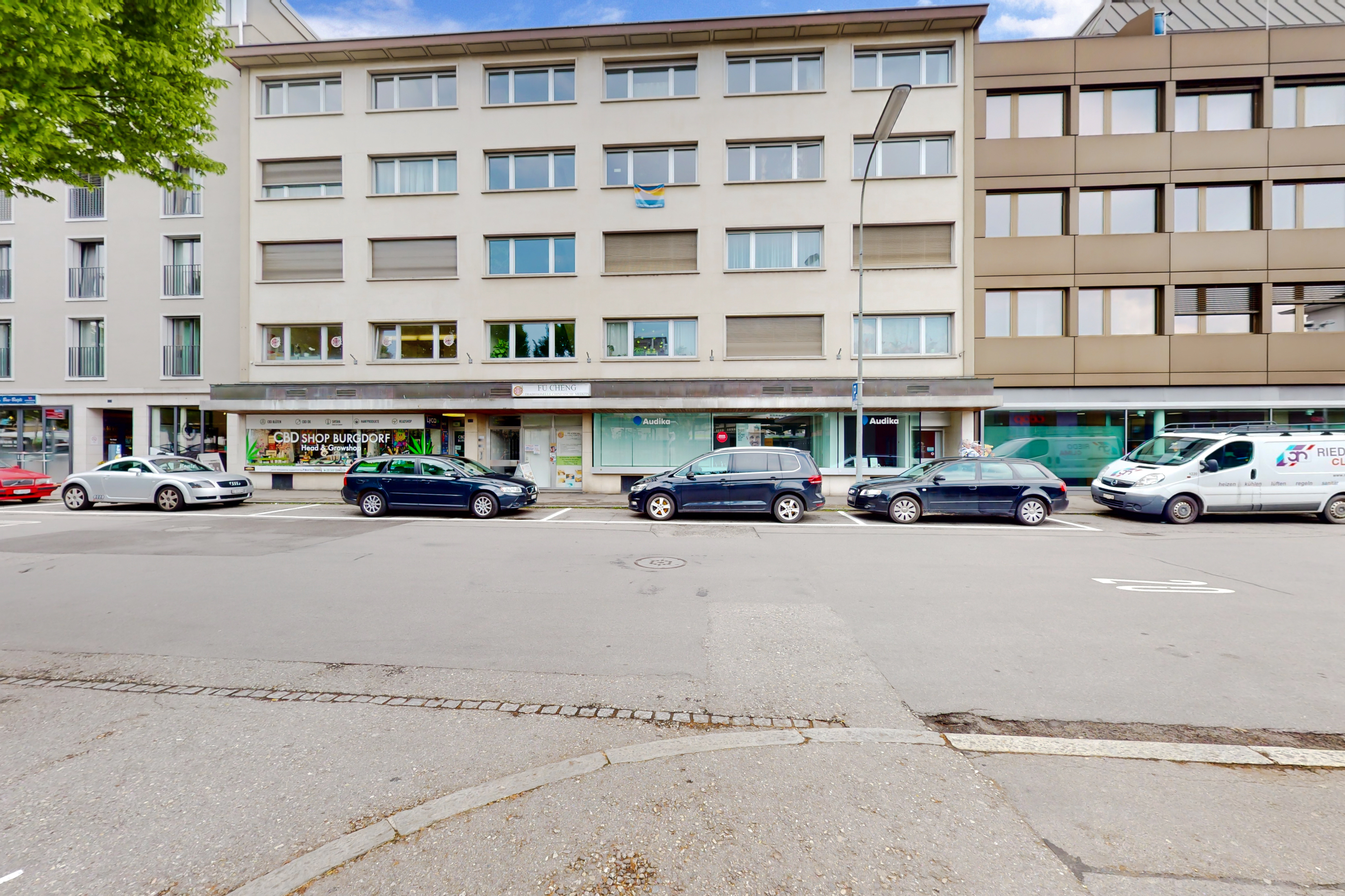 Office / Medical practice / Atelier space directly at the station!