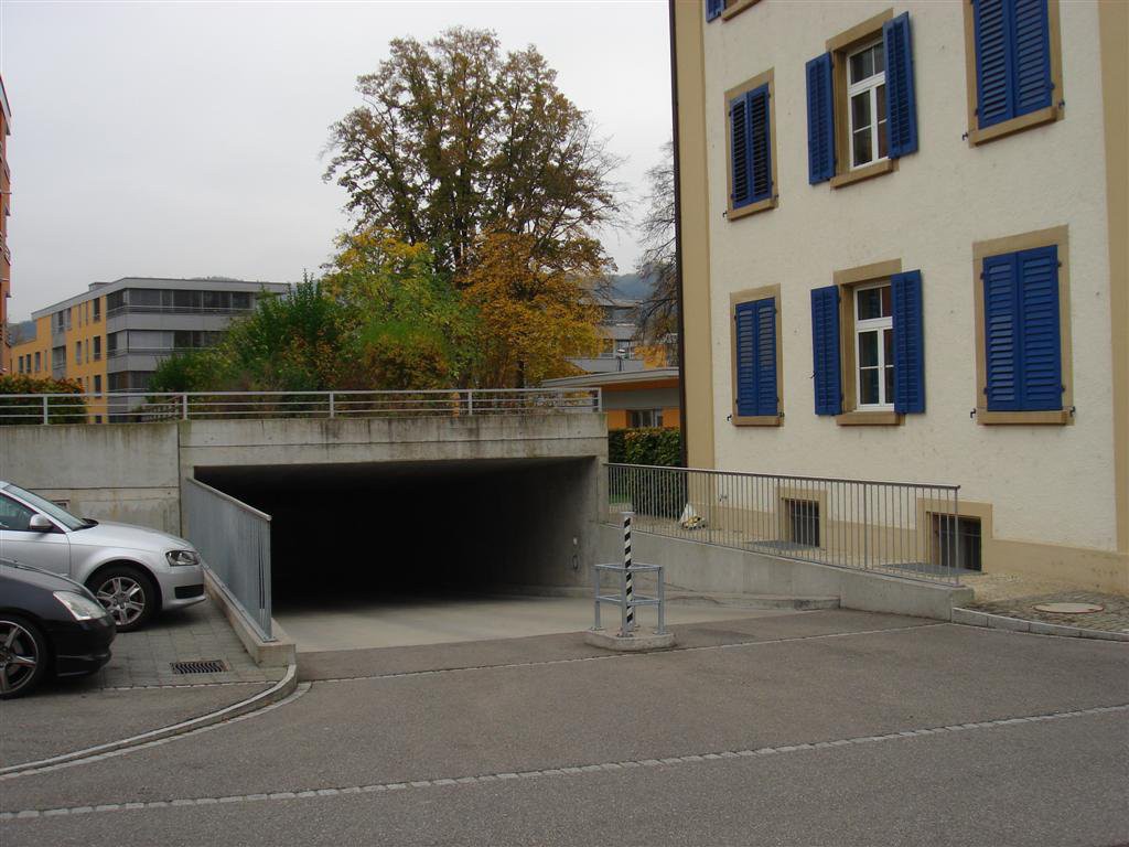 Posto auto vicino alla piscina cercasi?