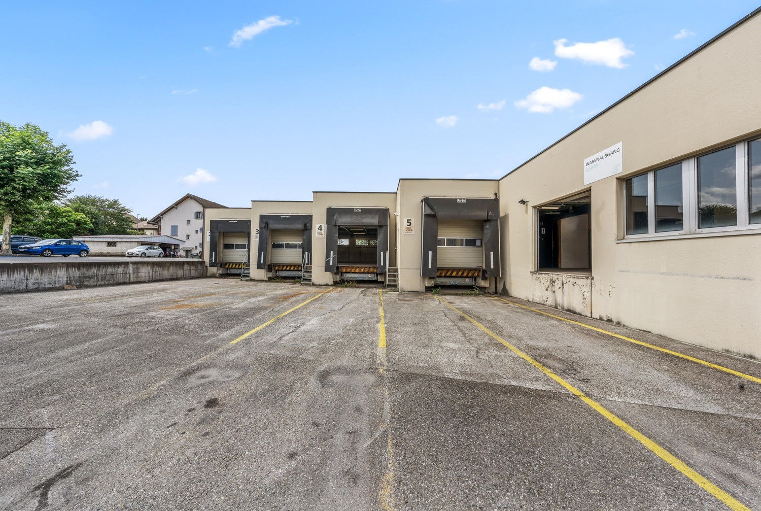 Spacious storage areas including practical loading ramps in Schmitten (FR), Industriestrasse, 3185 Schmitten, Fribourg, CH