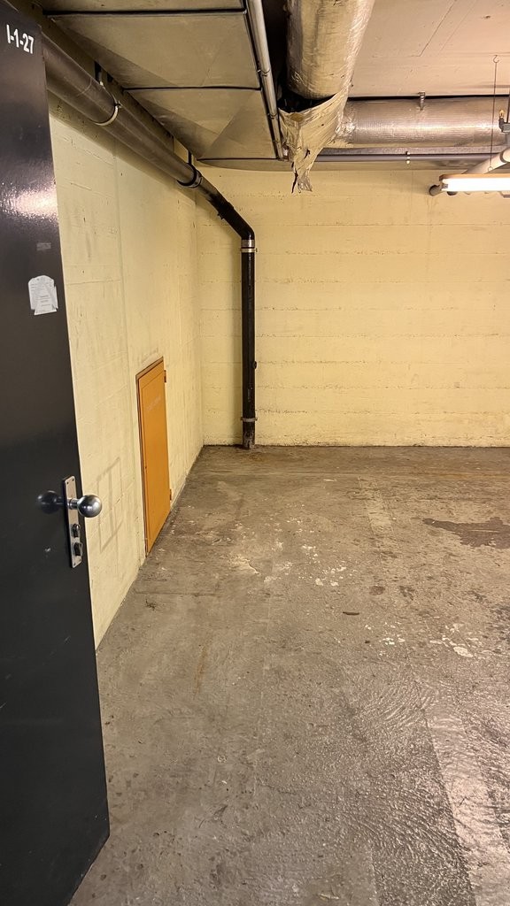 Deposito da 5 a 27 m2, piano interrato accessibile in auto e area di consegna
