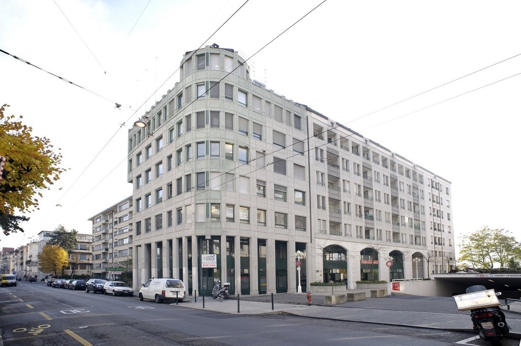 PIÙ POSTI PER MOTO NEL PARCHEGGIO AL SEMINTERRATO DELL'EDIFICIO
