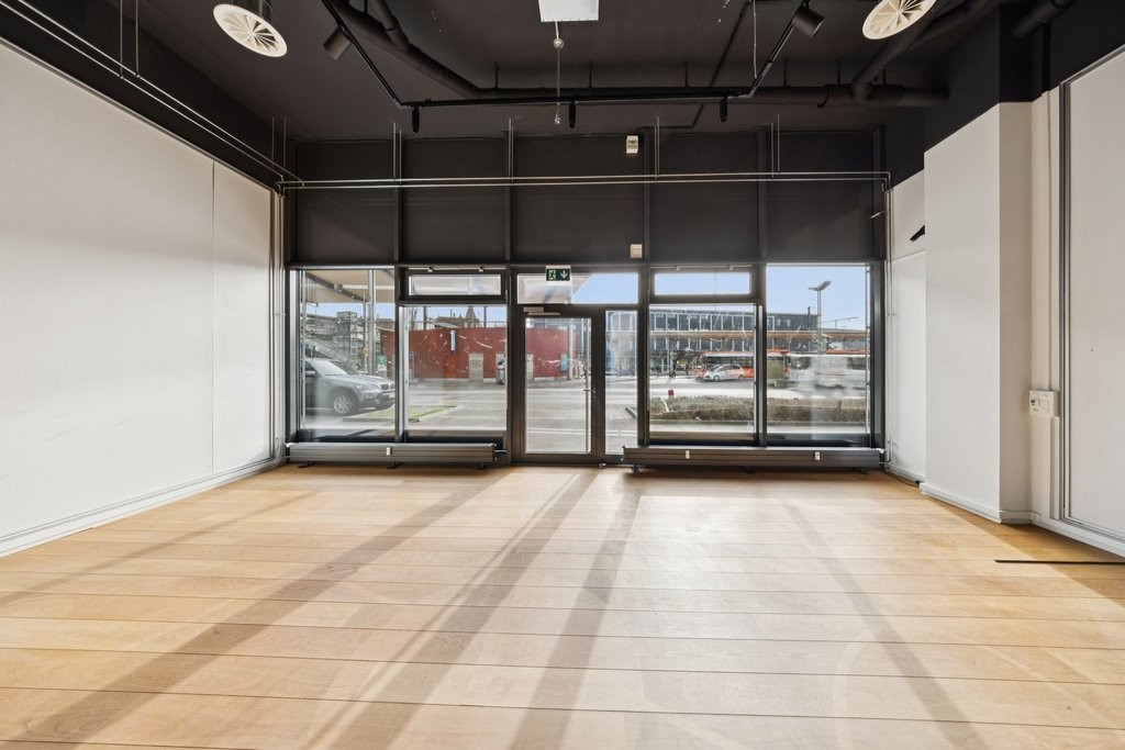 Locale commerciale vicino alla stazione di Zollikofen, Bernstrasse, 3052 Zollikofen, Bern, CH