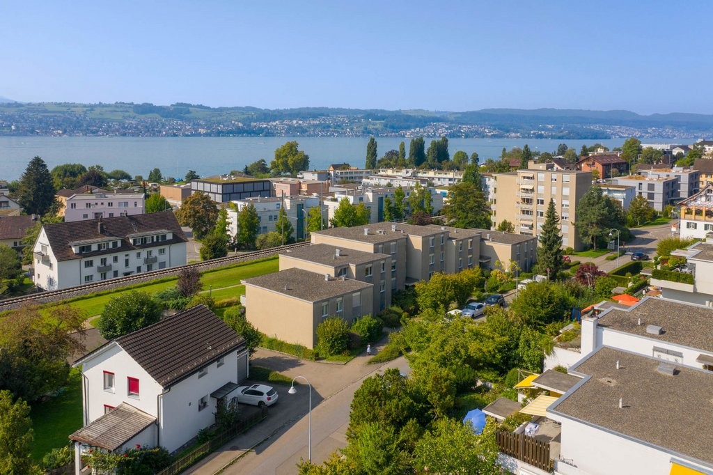 Place de stationnement pour voiture dans un quartier résidentiel à Männedorf