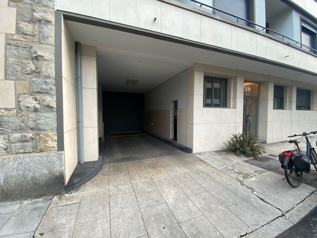 Covered parking space for small vehicles only