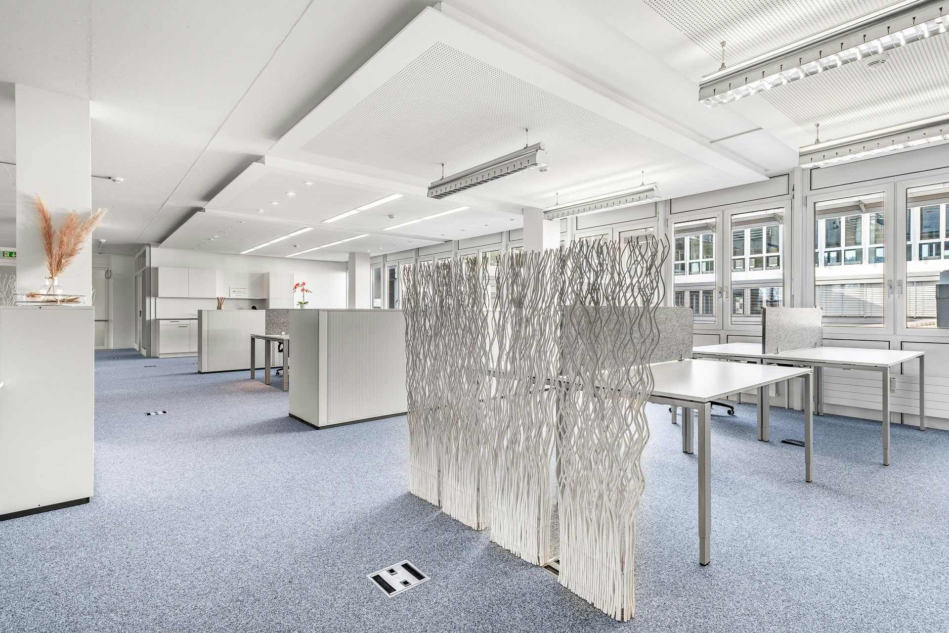 Surface de bureaux open-space entièrement aménagée - lumineuse avec salle de réunion et kitchenette, Lerzenstrasse, 8953 Dietikon, Zurich, CH