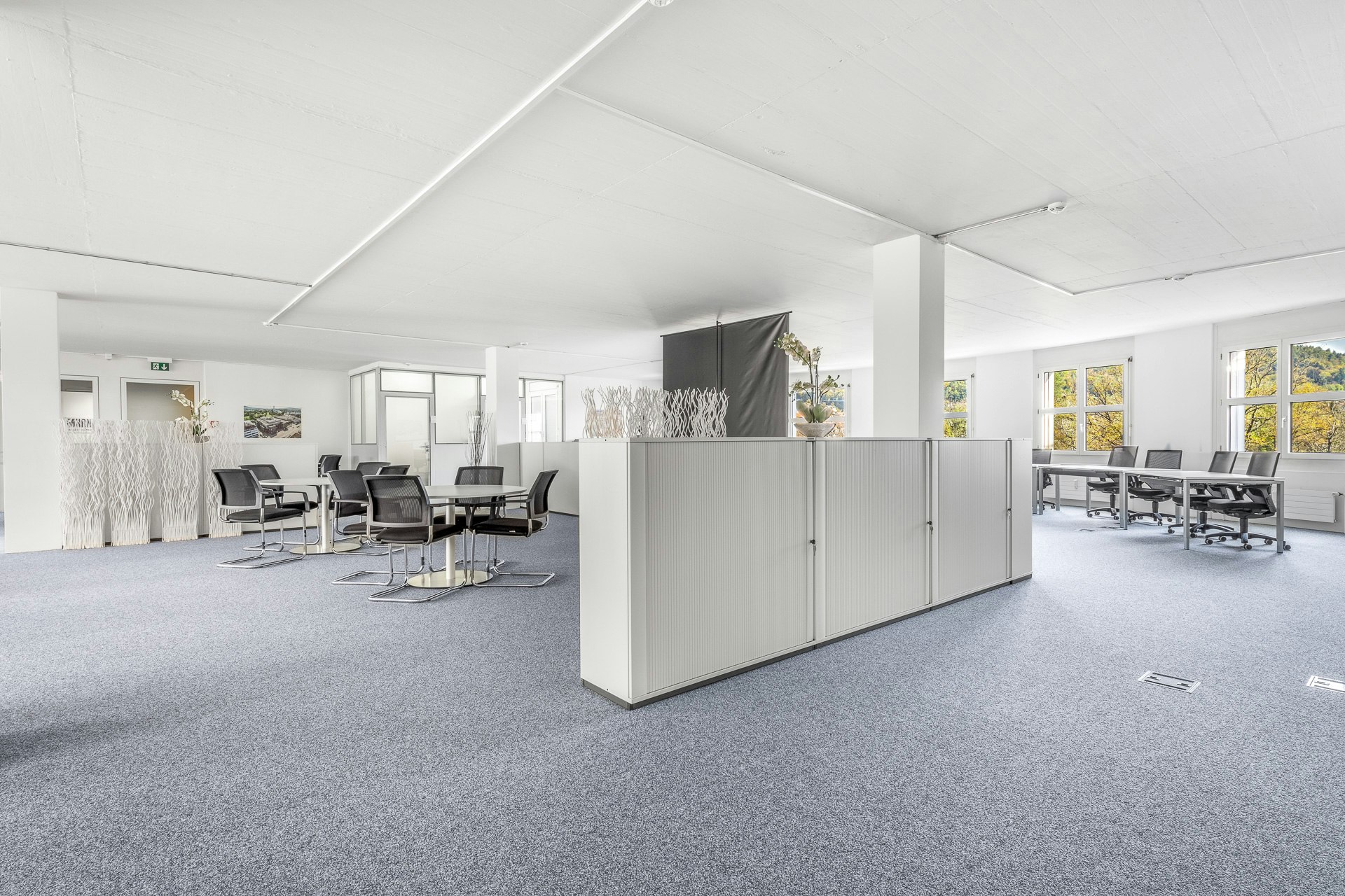 Surface de bureaux open-space entièrement aménagée - lumineuse avec salle de réunion et kitchenette, Lerzenstrasse, 8953 Dietikon, Zurich, CH