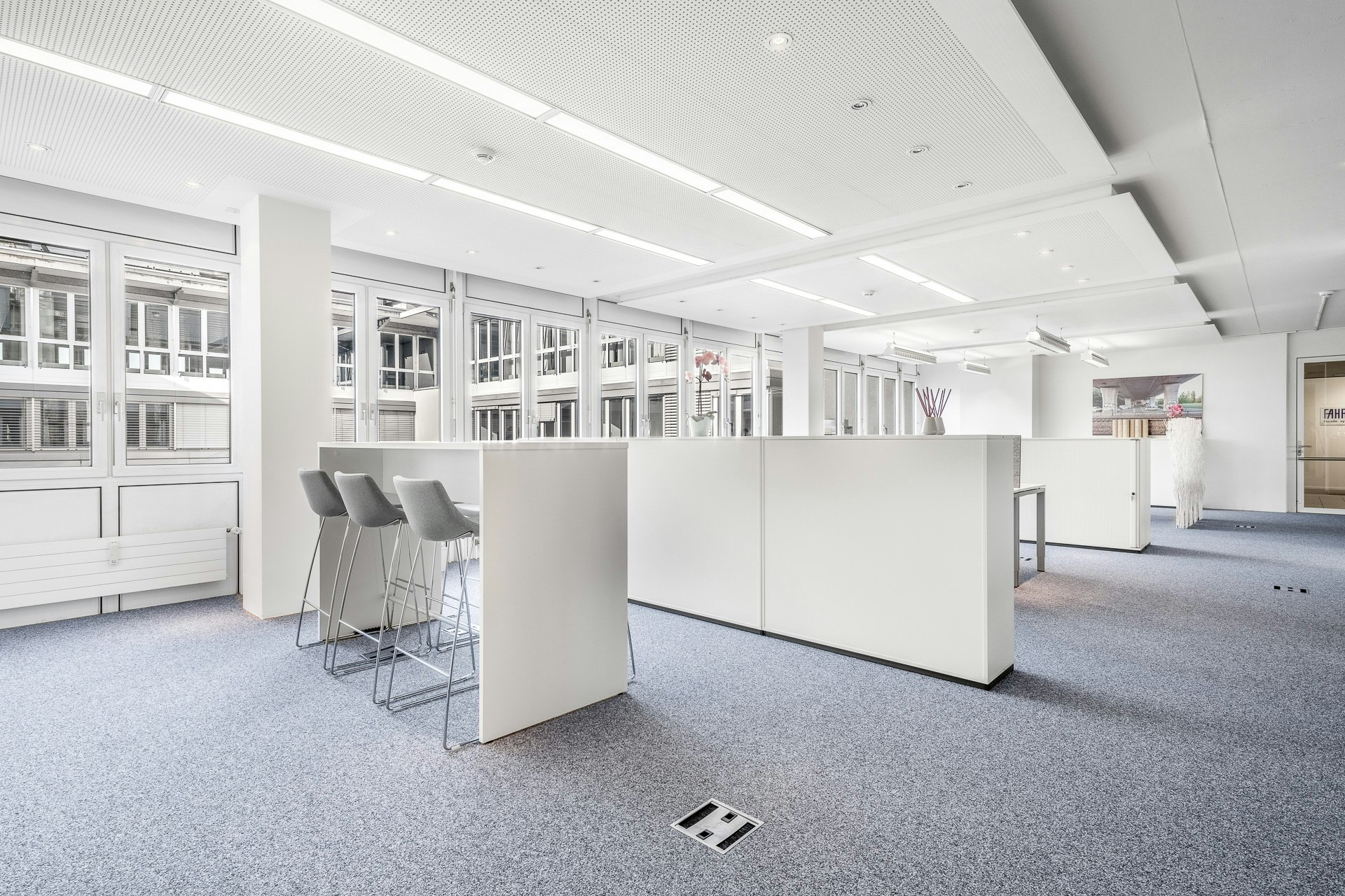 Surface de bureaux open-space entièrement aménagée - lumineuse avec salle de réunion et kitchenette, Lerzenstrasse, 8953 Dietikon, Zurich, CH