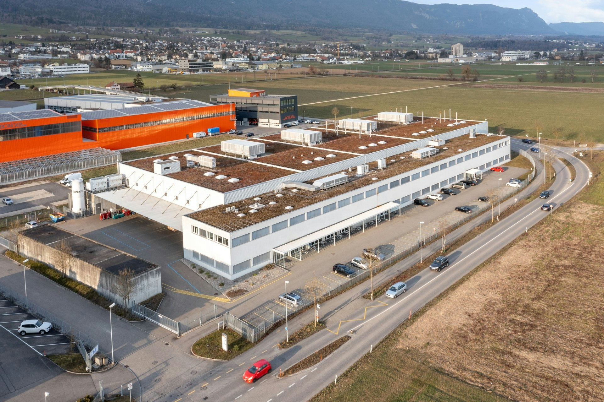 Ca. 1'500 m2, capannone industriale alto 10 m, accessibile ai camion, con gru da 8 t e elevata portata al suolo, uffici