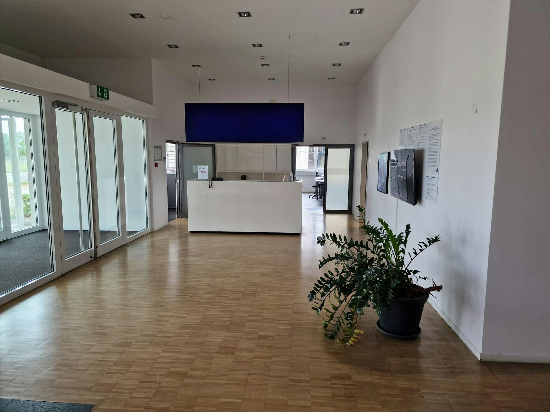 Approx. 1'500 m² large, 10 m high, truck-accessible industrial hall with 8 t cranes and high floor load capacity, office, Neckarsulmstrasse, 2540 Grenchen, Solothurn, CH