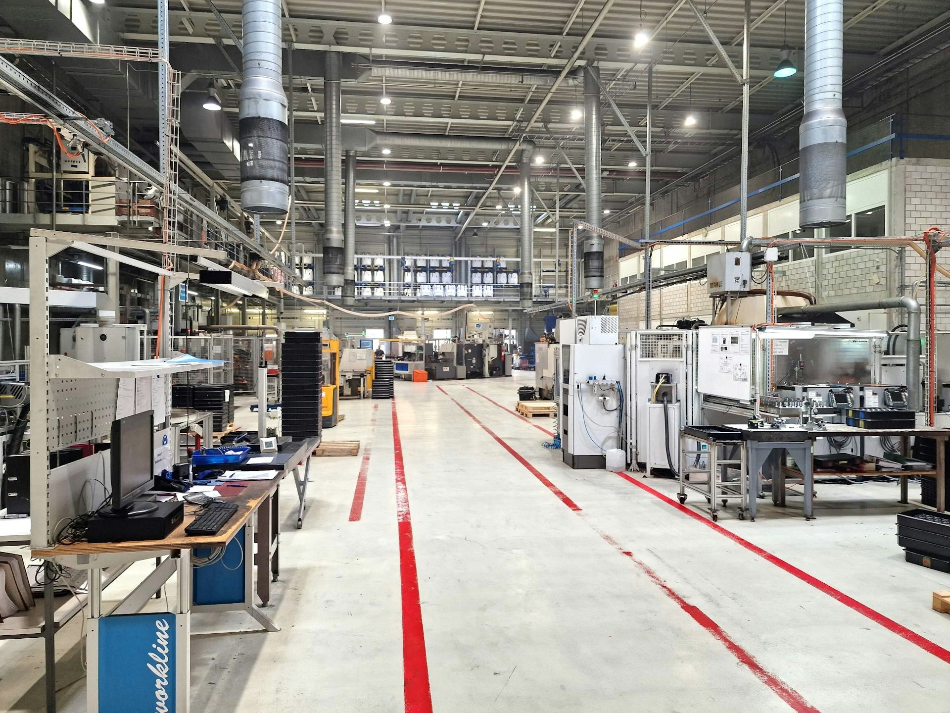 Capannone industriale di 3.000 m2, altezza 10 m, accessibile ai camion, con gru da 8 t e elevata portata del pavimento, Neckarsulmstrasse, 2540 Grenchen, Solothurn, CH