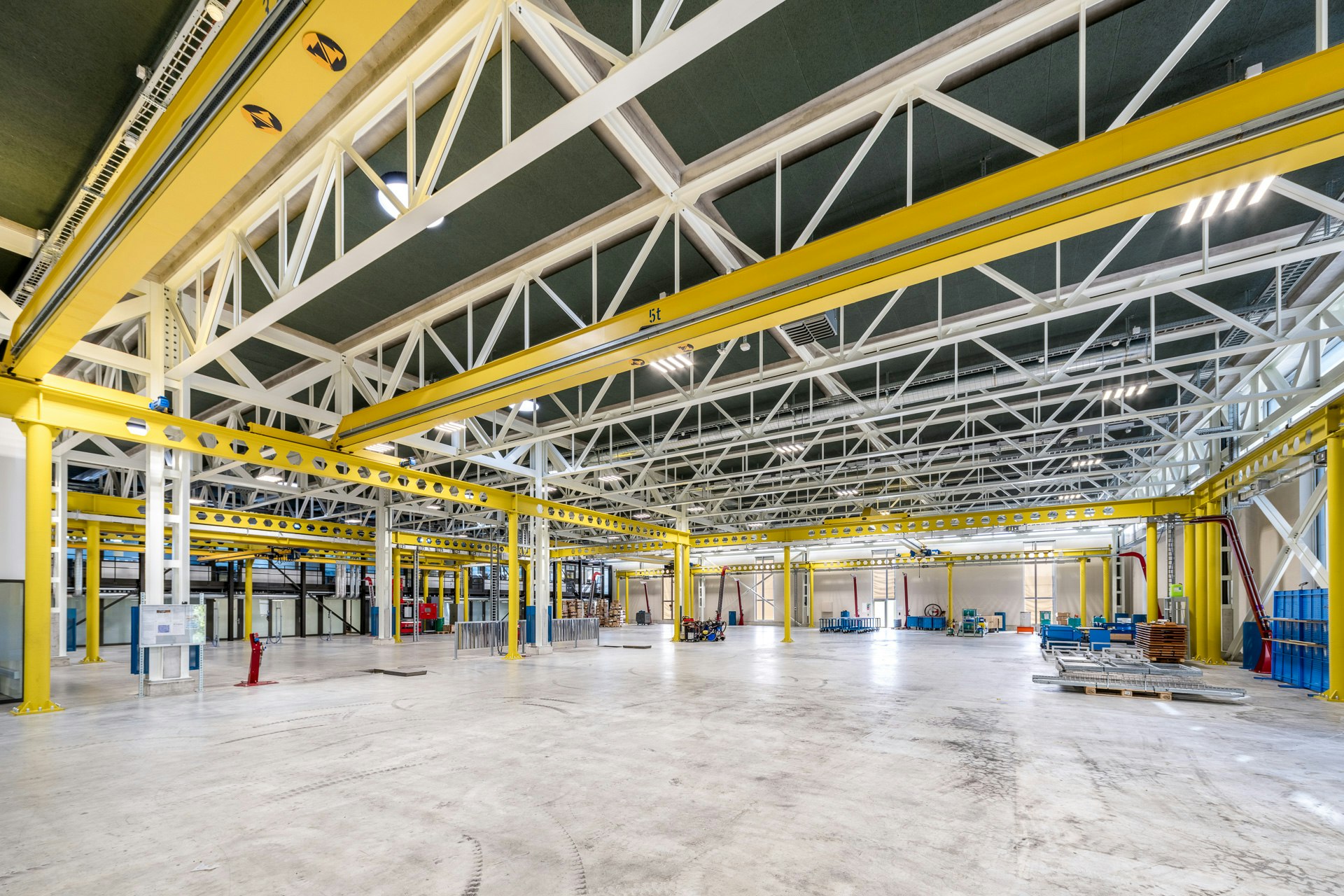 Halle industrielle moderne, grande hauteur de 5 000 m² avec bureaux et ateliers intégrés à l'échangeur A1/A2 - divisible