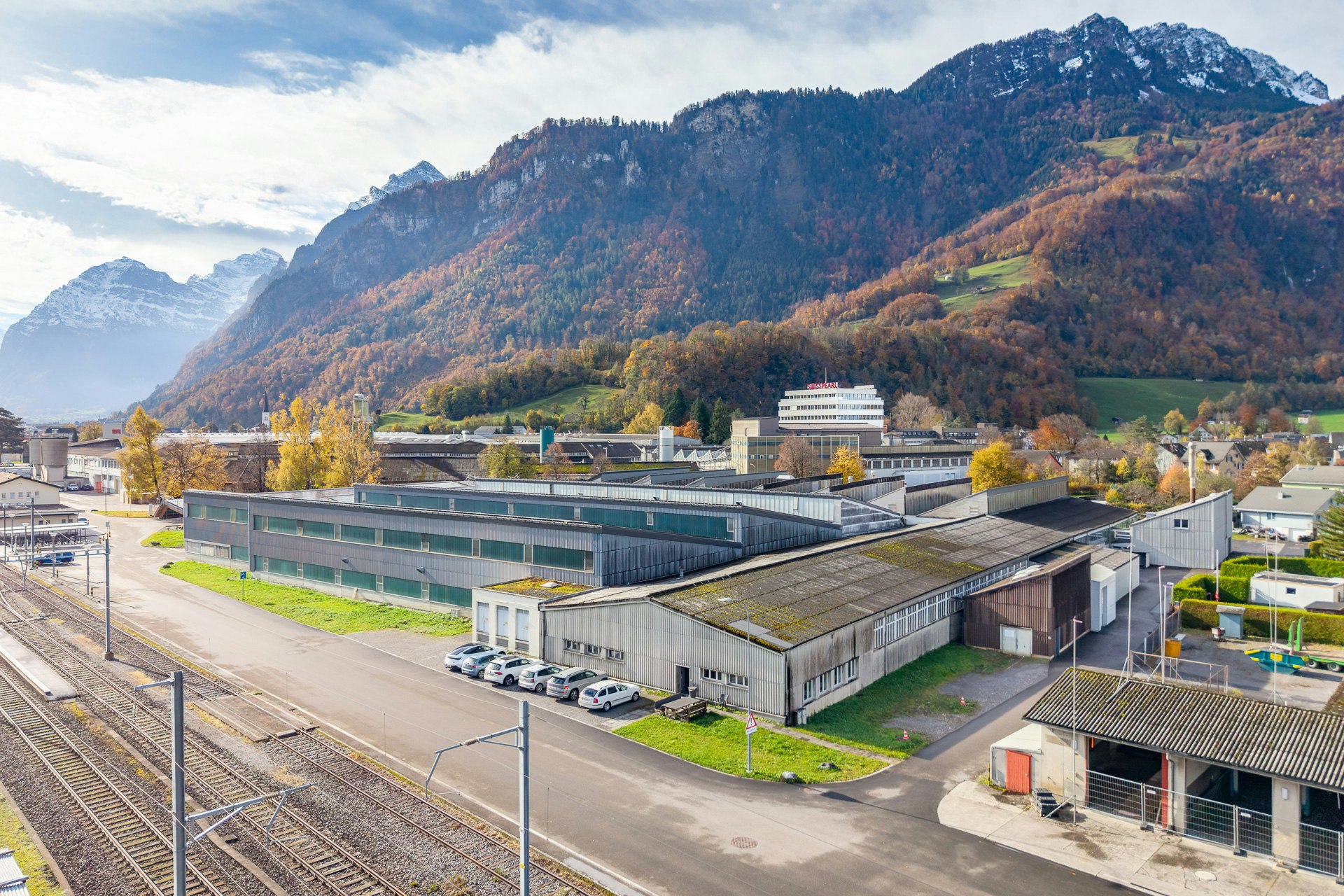 Attraente, molto conveniente magazzino di 6'000 m² con 1'000 m² di area di carico coperta vicino all'autostrada