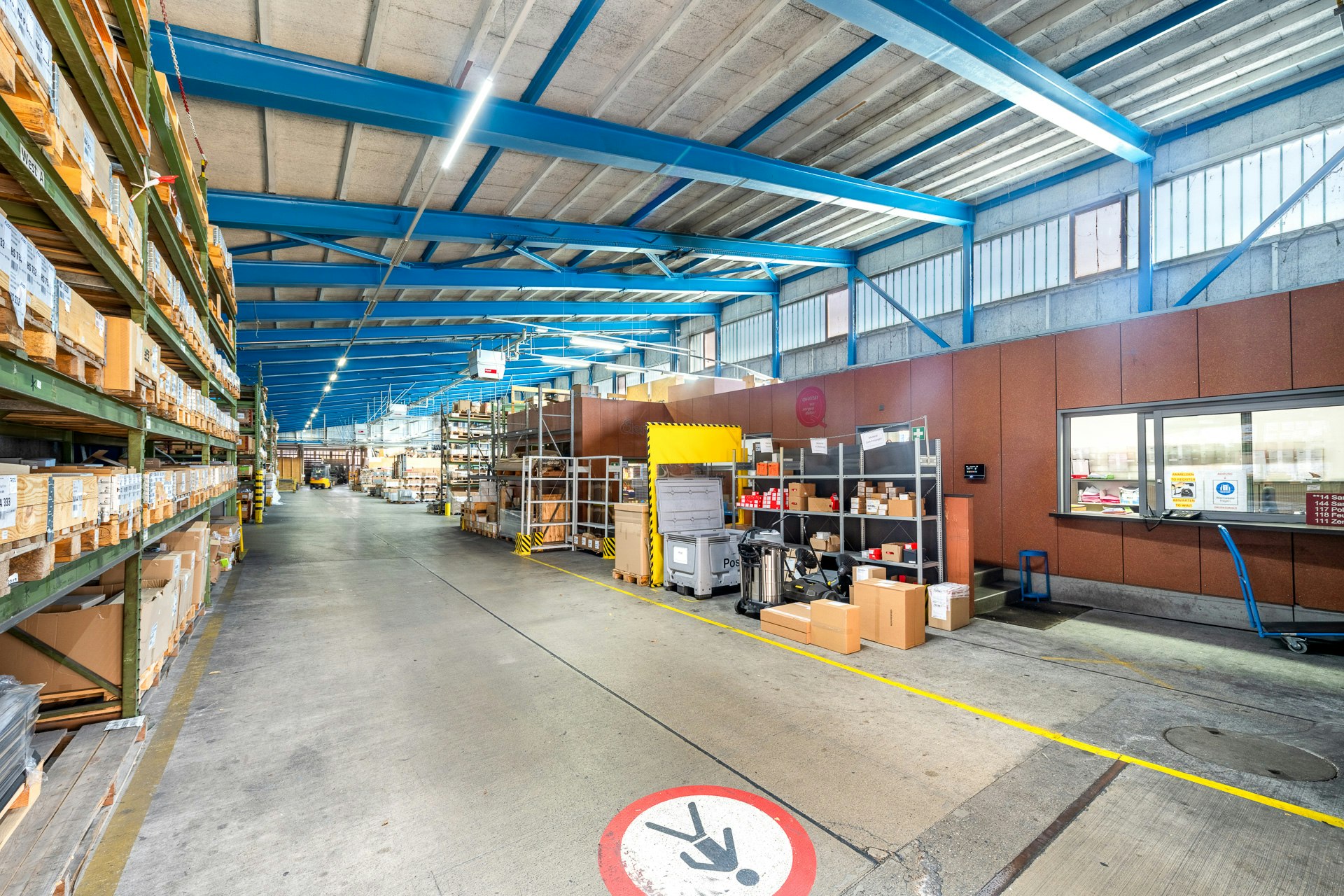 Attraente, molto conveniente magazzino di 6'000 m² con 1'000 m² di area di carico coperta vicino all'autostrada, Amerikaweg, 8867 Niederurnen, Glarus, CH