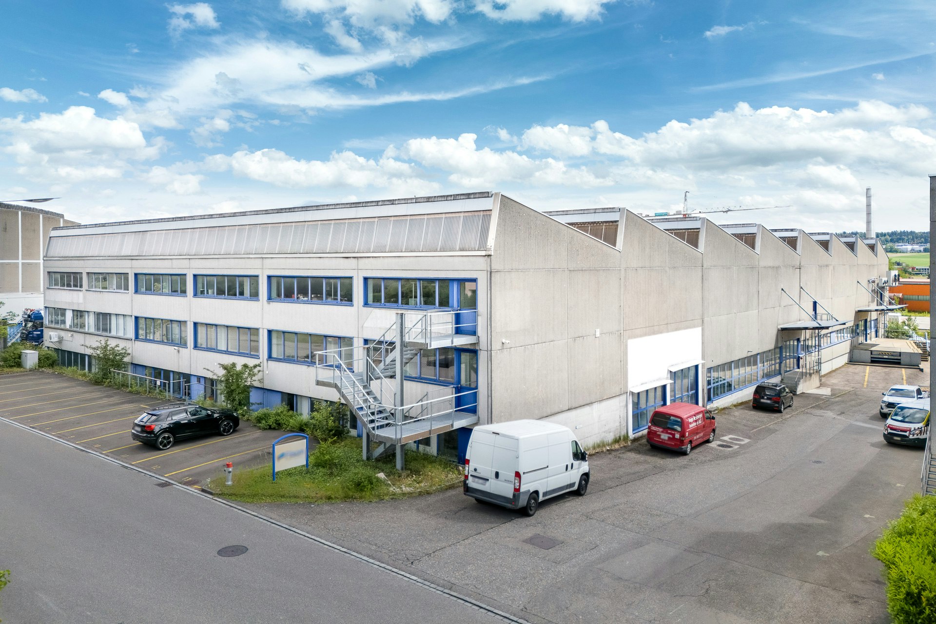 Votre site de production avec halle de grande hauteur, grands portails et forte charge au sol