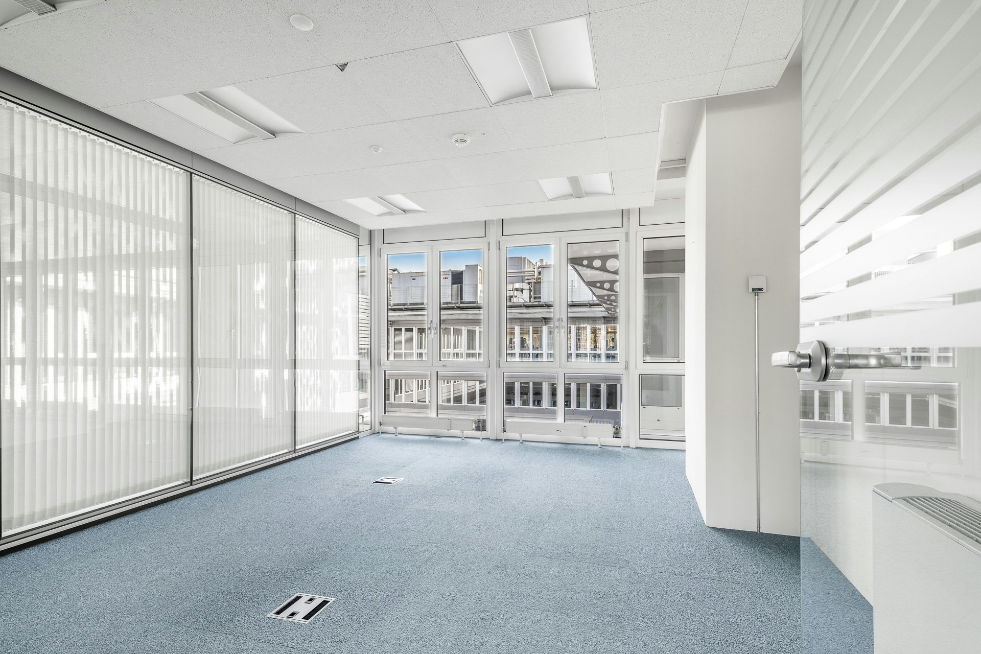 PLAZA | Surface de bureaux lumineuse au dernier étage, Lerzenstrasse, 8953 Dietikon, Zurich, CH