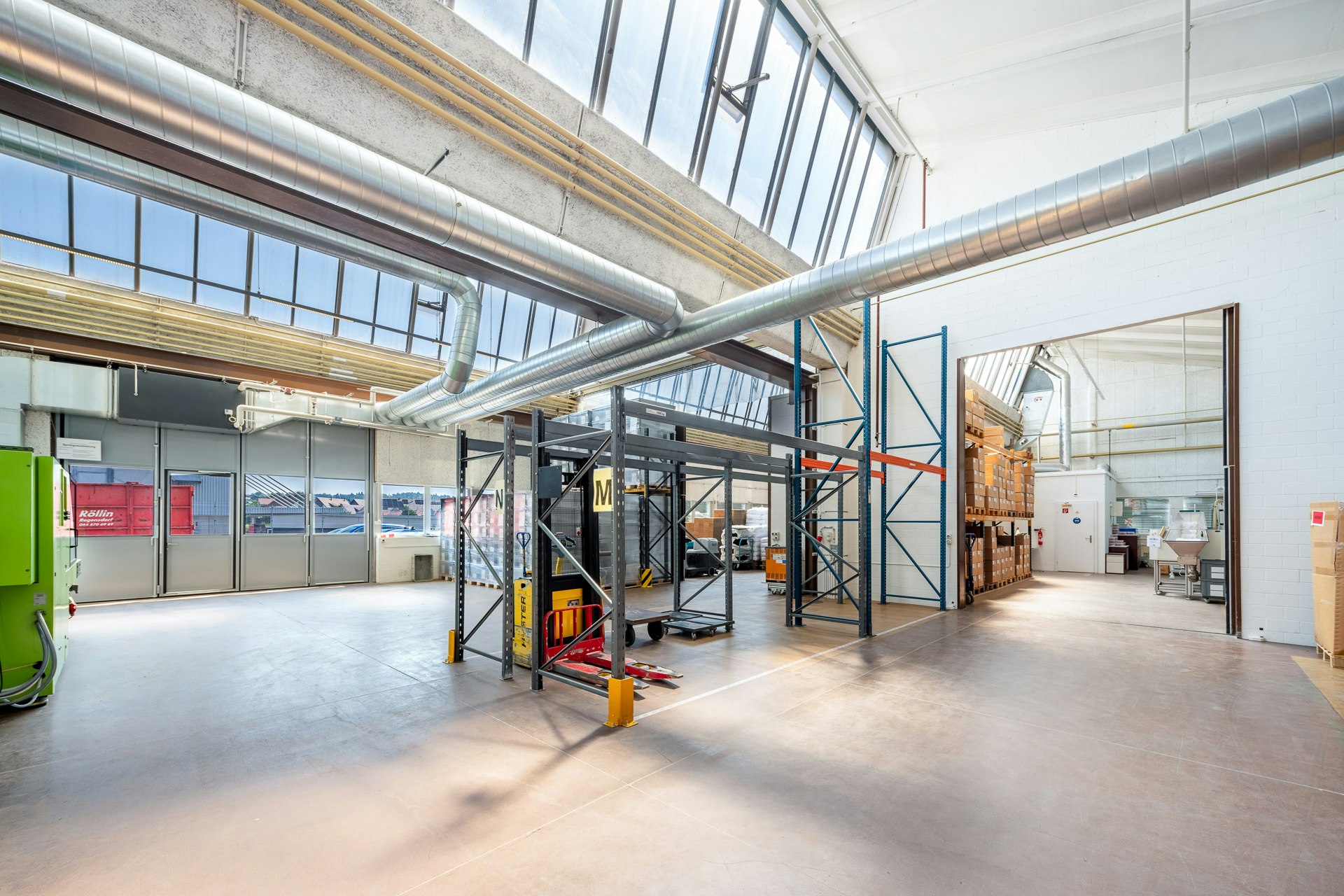 Halle en sheds 1'300 m², hauteur 5,5 m — aire de livraison généreuse, grands portails, forte capacité au sol, Althardstrasse, 8105 Regensdorf, Zurich, CH