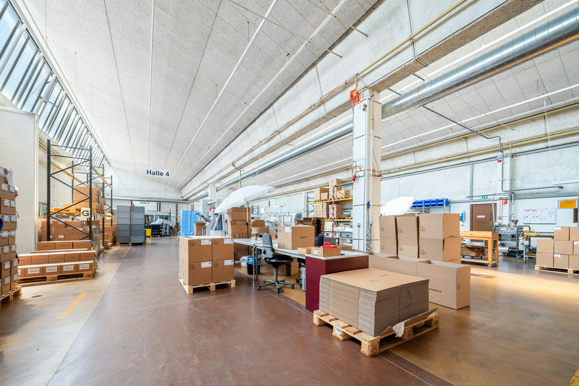 Halle en sheds 1'300 m², hauteur 5,5 m — aire de livraison généreuse, grands portails, forte capacité au sol, Althardstrasse, 8105 Regensdorf, Zurich, CH