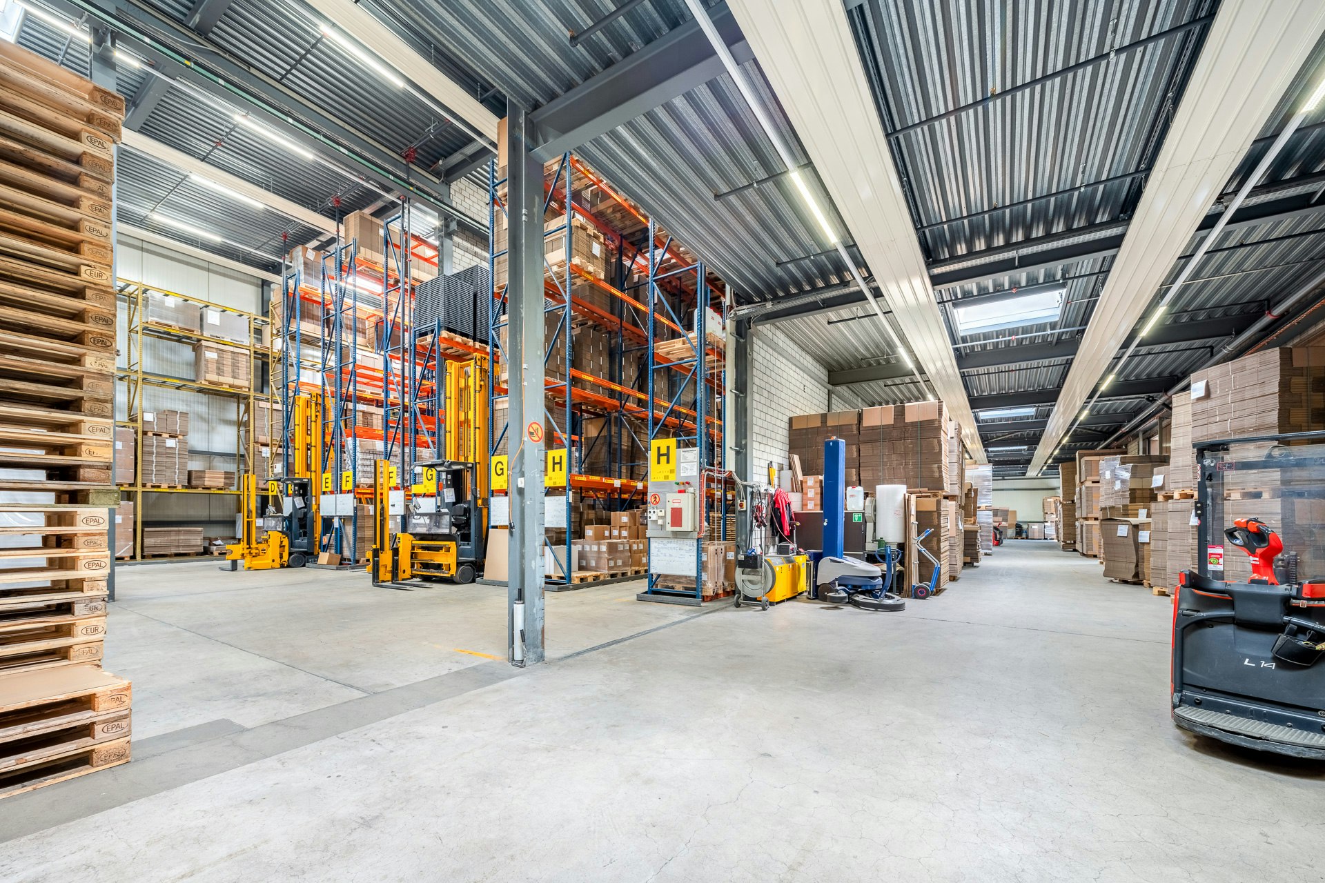 Magazzino ad alta scaffalatura semiautomatico con ca. 2'200 posti pallet standard in locazione a lungo termine, Althardstrasse, 8105 Regensdorf, Zurich, CH