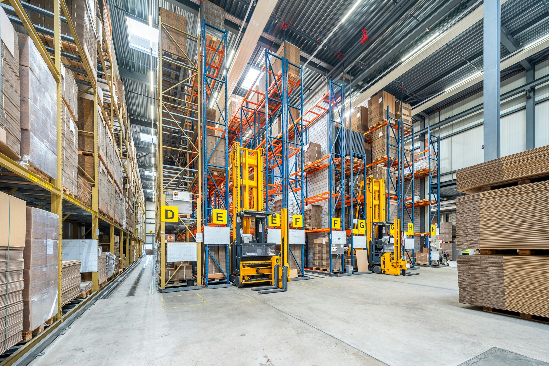 Magazzino ad alta scaffalatura semiautomatico con ca. 2'200 posti pallet standard in locazione a lungo termine, Althardstrasse, 8105 Regensdorf, Zurich, CH