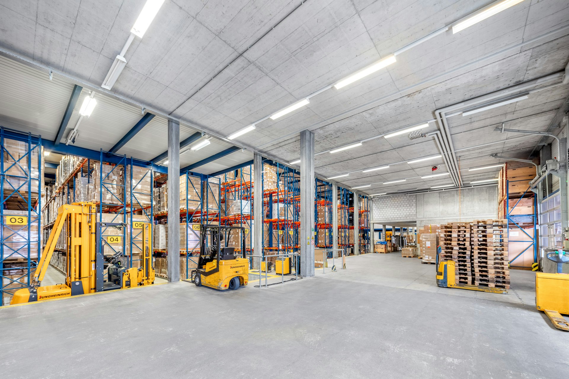 3,200 m² heated warehouse with high-bay racking including Jungheinrich forklifts and 180 m² office space, Oberebenestrasse, 5620 Bremgarten, Aargau, CH