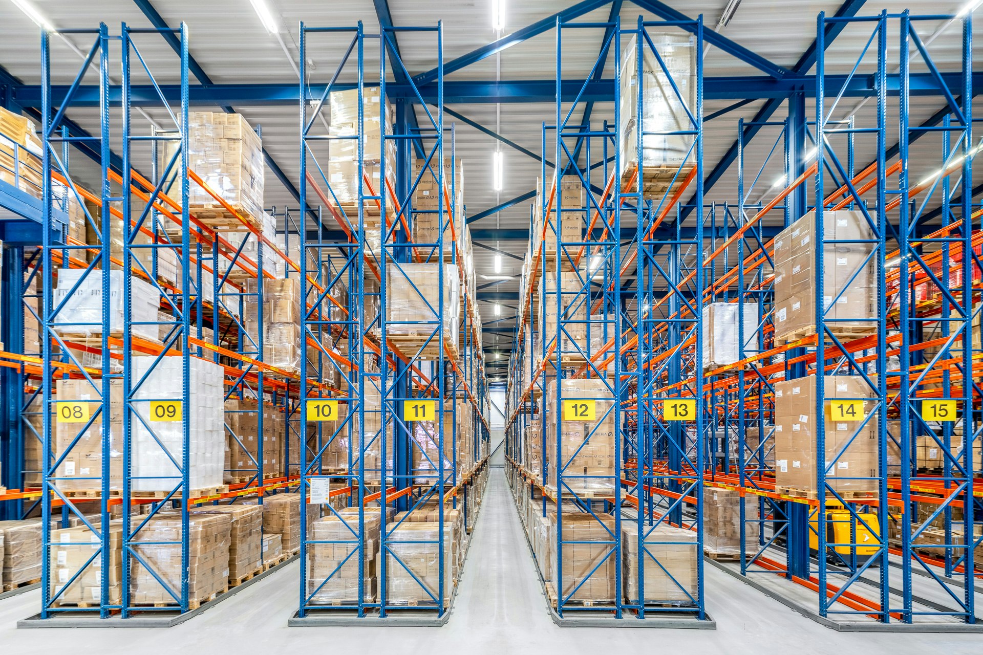 Capannone riscaldato di 3'200 m² con scaffalature alte, inclusi carrelli Jungheinrich, e 180 m² di uffici