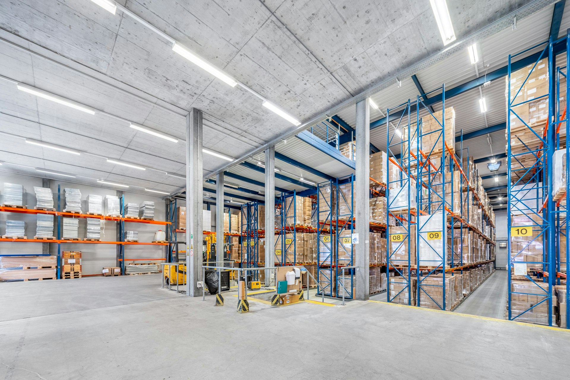 3,200 m² heated warehouse with high-bay racking including Jungheinrich forklifts and 180 m² office space, Oberebenestrasse, 5620 Bremgarten, Aargau, CH