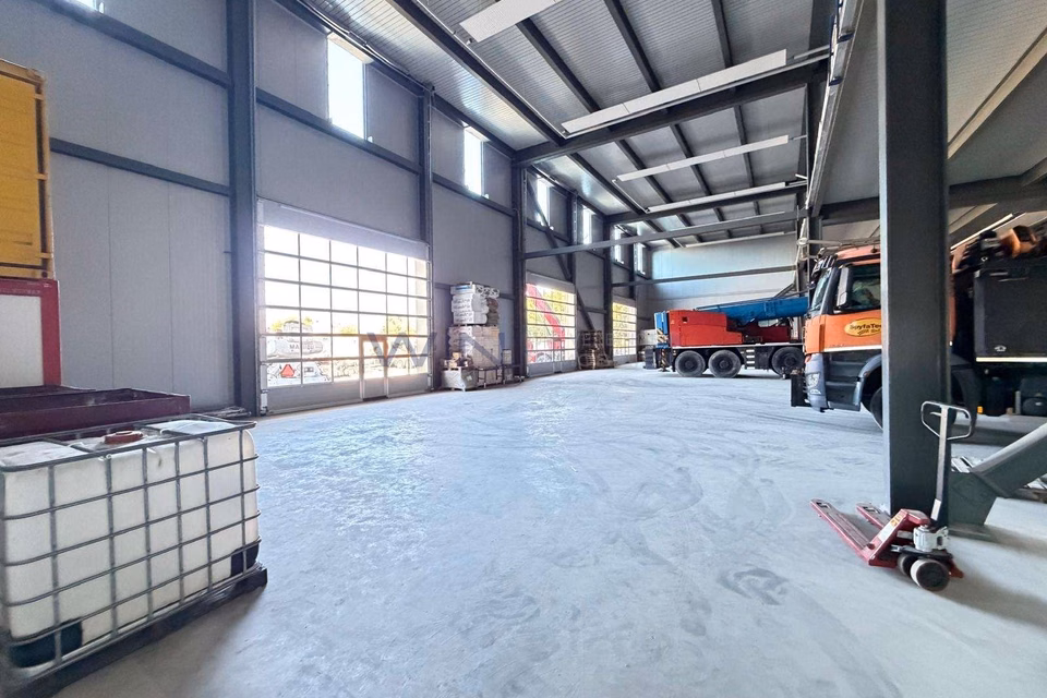 Flexible industrial hall with modern mezzanine, 1566 Saint-Aubin, Fribourg, CH