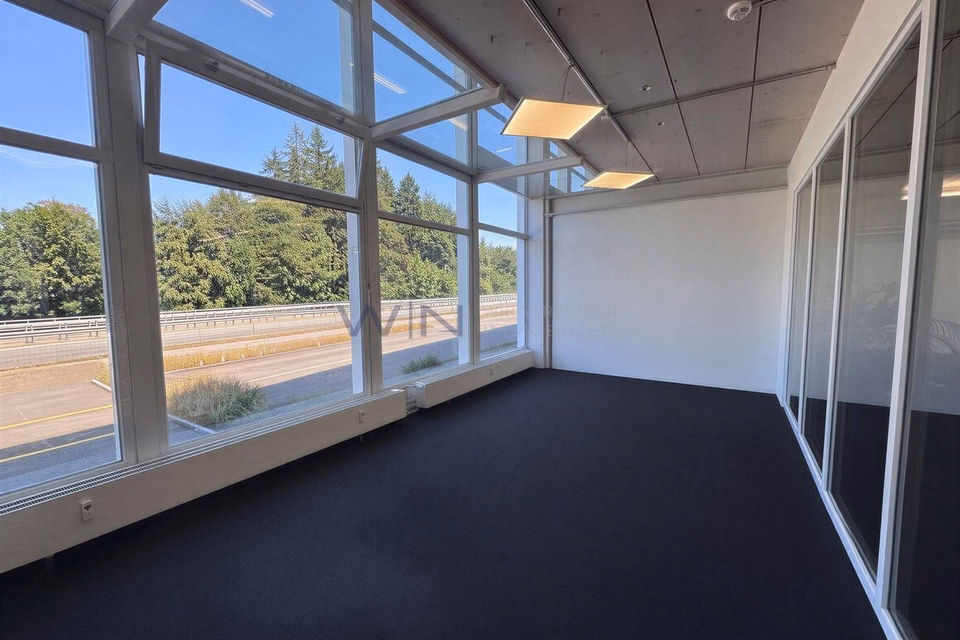Save on taxes & get started: Top office + showroom, 8834 Feusisberg, Schwyz, CH