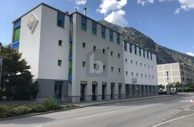 LOCAL COMMERCIAL EN POSITION CENTRALE