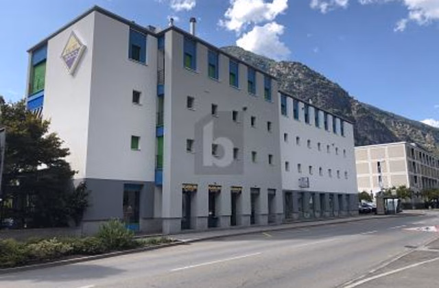 LOCAL COMMERCIAL EN POSITION CENTRALE