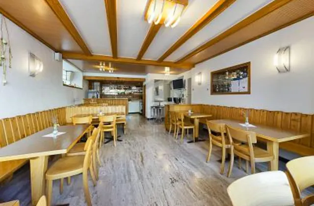 Auberge rustique dans un village viticole du Valais