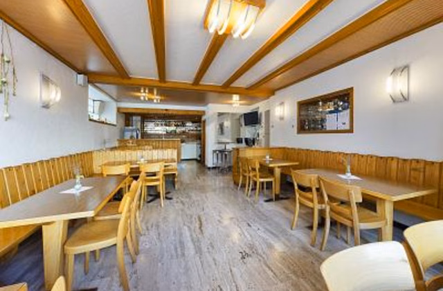 Auberge rustique dans un village viticole du Valais